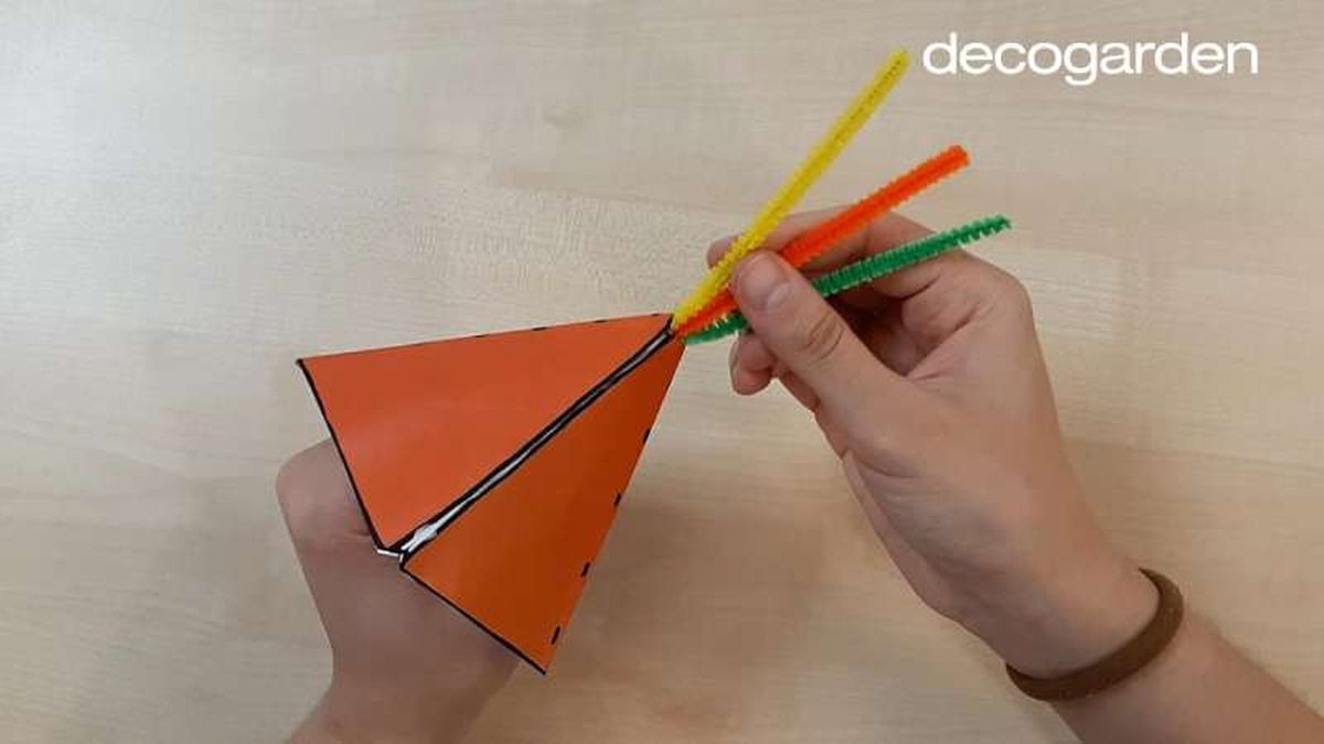 Decorar el tipi con limpiapipas.