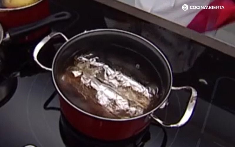 Cuece seis minutos en agua el rape envuelto en papel de aluminio