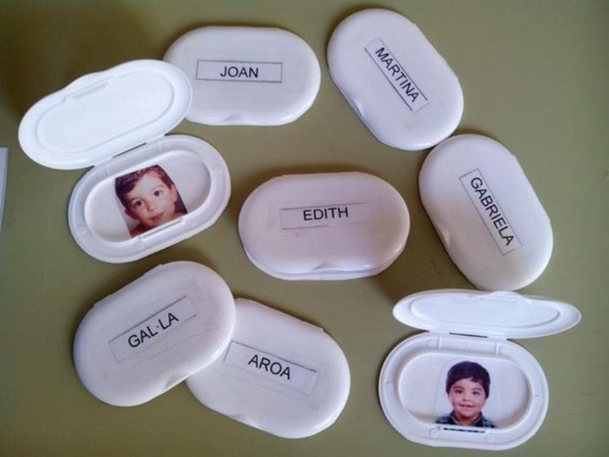 Portarretratos infantiles hechos con las tapas de las toallitas húmedas.