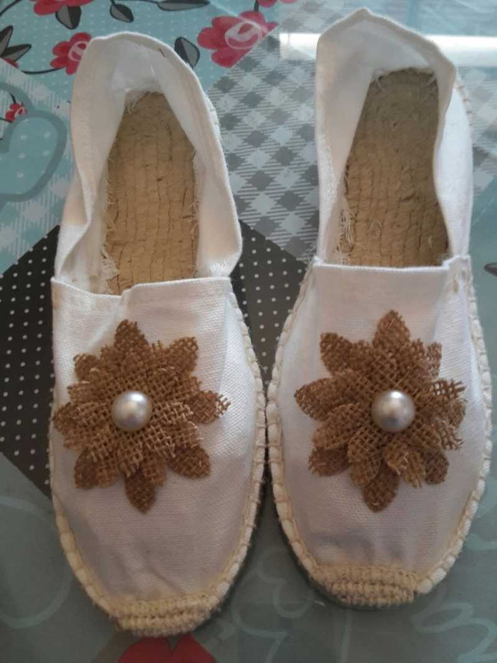 Alpargatas decoradas con tela y un abalorio tipo perla.