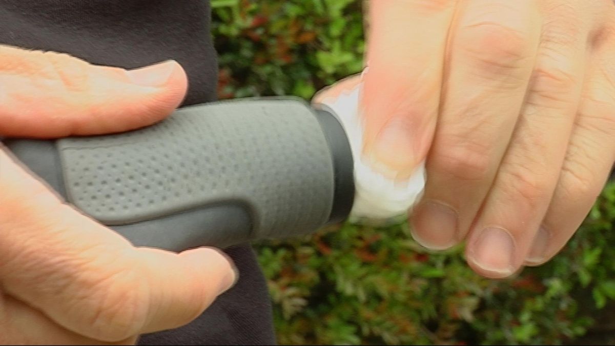 Asegurar mangos de goma paso 2