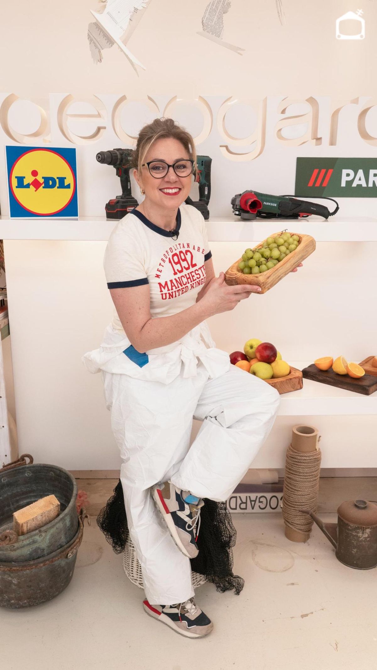 Las bandejas de madera rústicas son un complemento artesanal precioso.