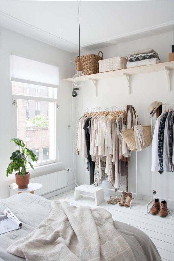 Dormitorio con vestidor pequeño con burros y baldas.