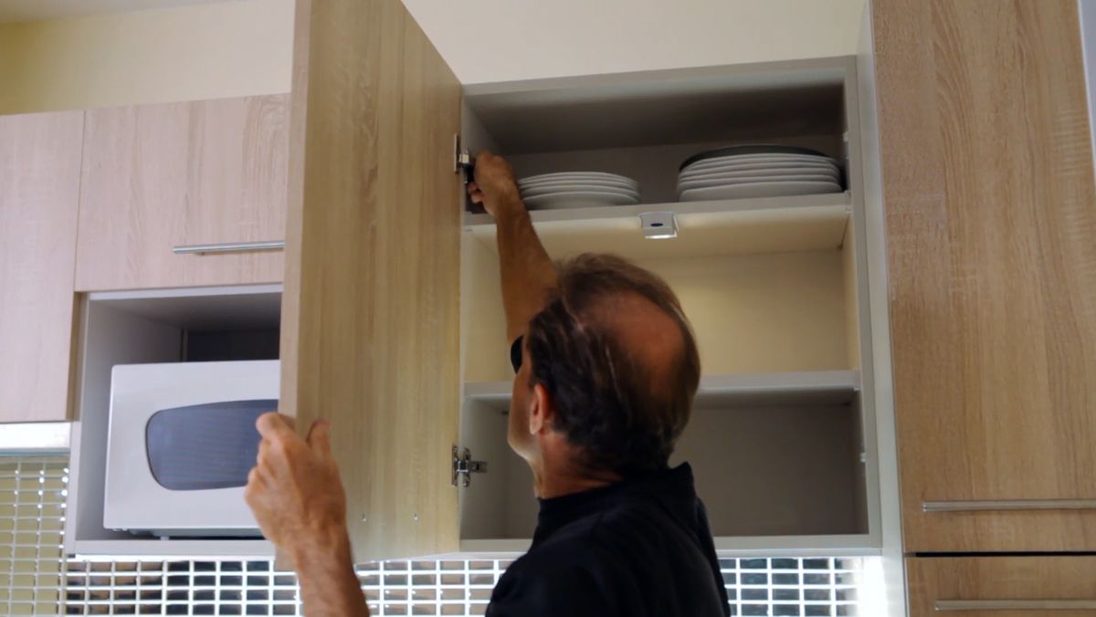 Colocar balda de cristal en el interior de un armario de cocina paso 1