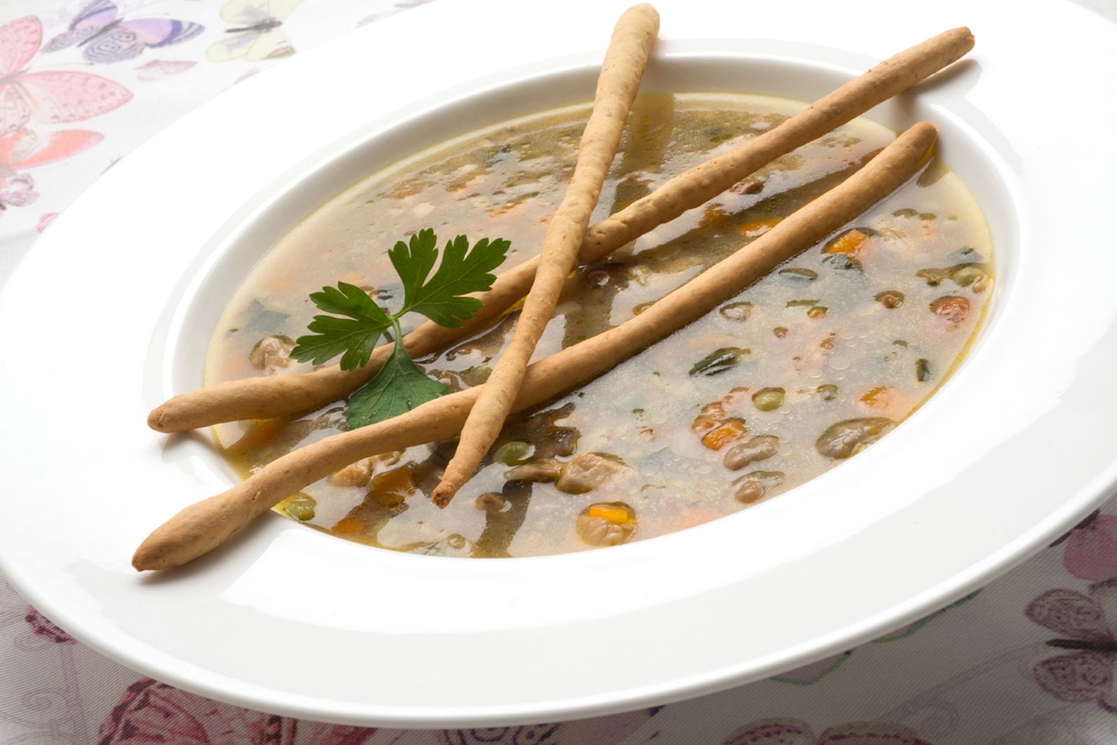 5392 Sopa de verduras de temporada con flautas crujientes (776) xl