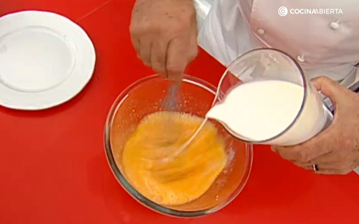 Echa la leche poco a poco mientras sigues batiendo