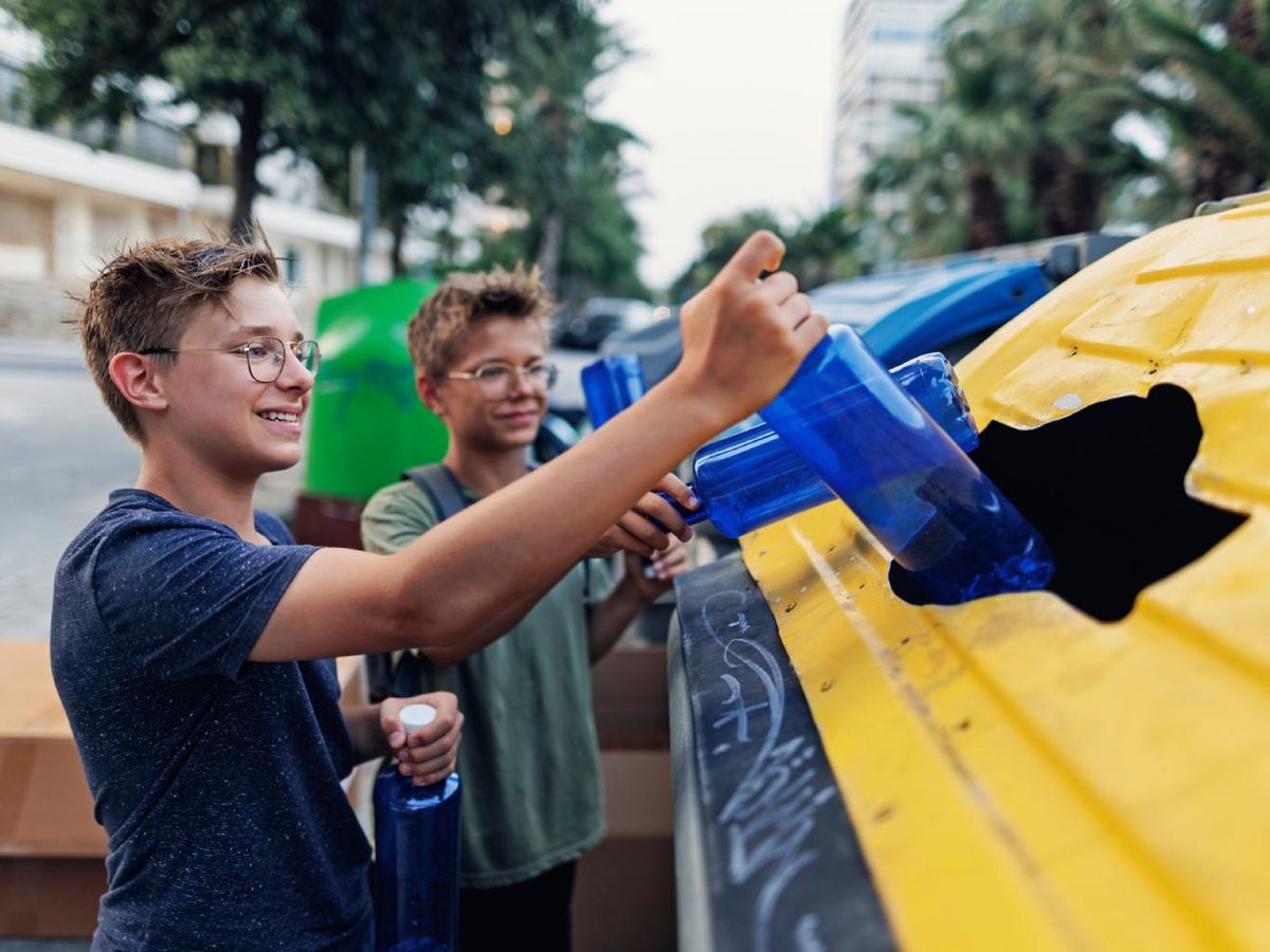 Es importante aprender a qué contenedor tenemos que tirar cada material.