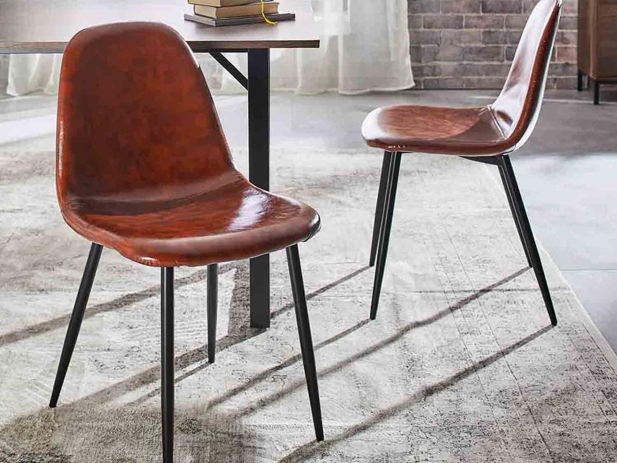 Sillas retro de acero y polipiel marrón que parecen de lujo.