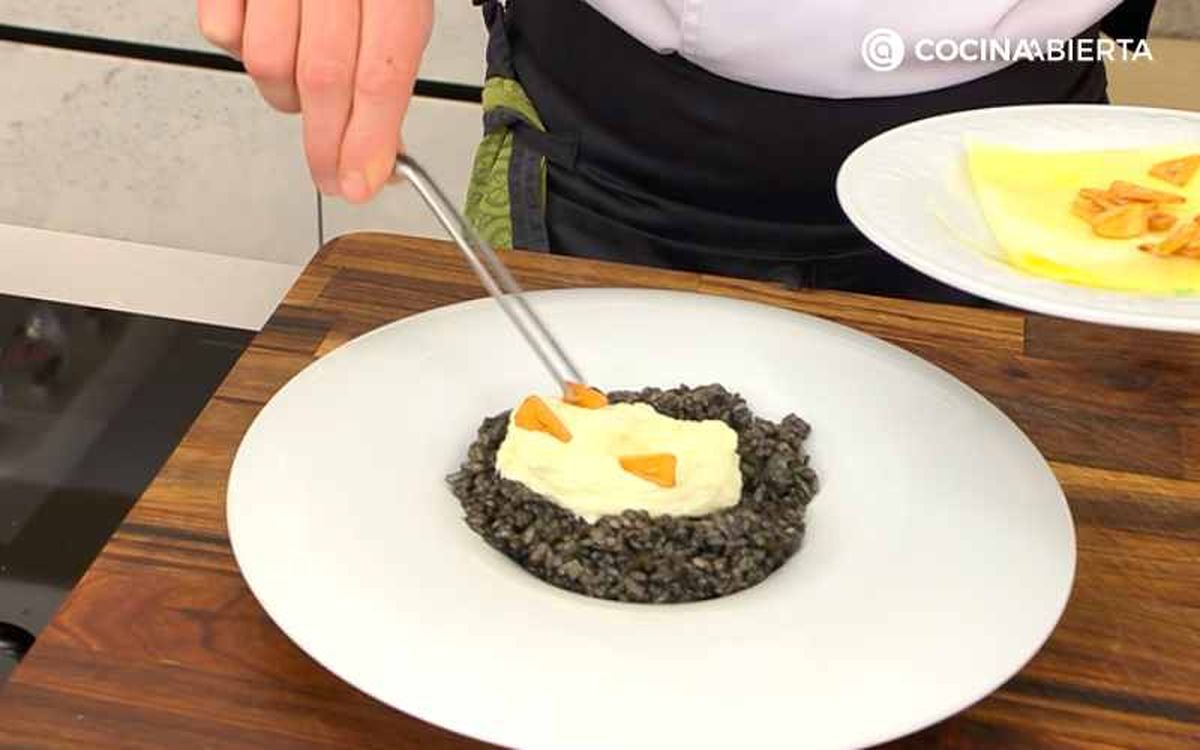 Sirve el arroz negro con bacalao mantecado