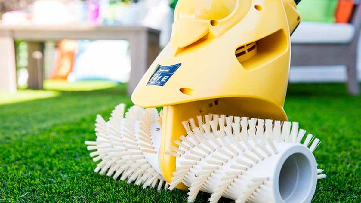 Como barrer y peinar el cesped artificial p6