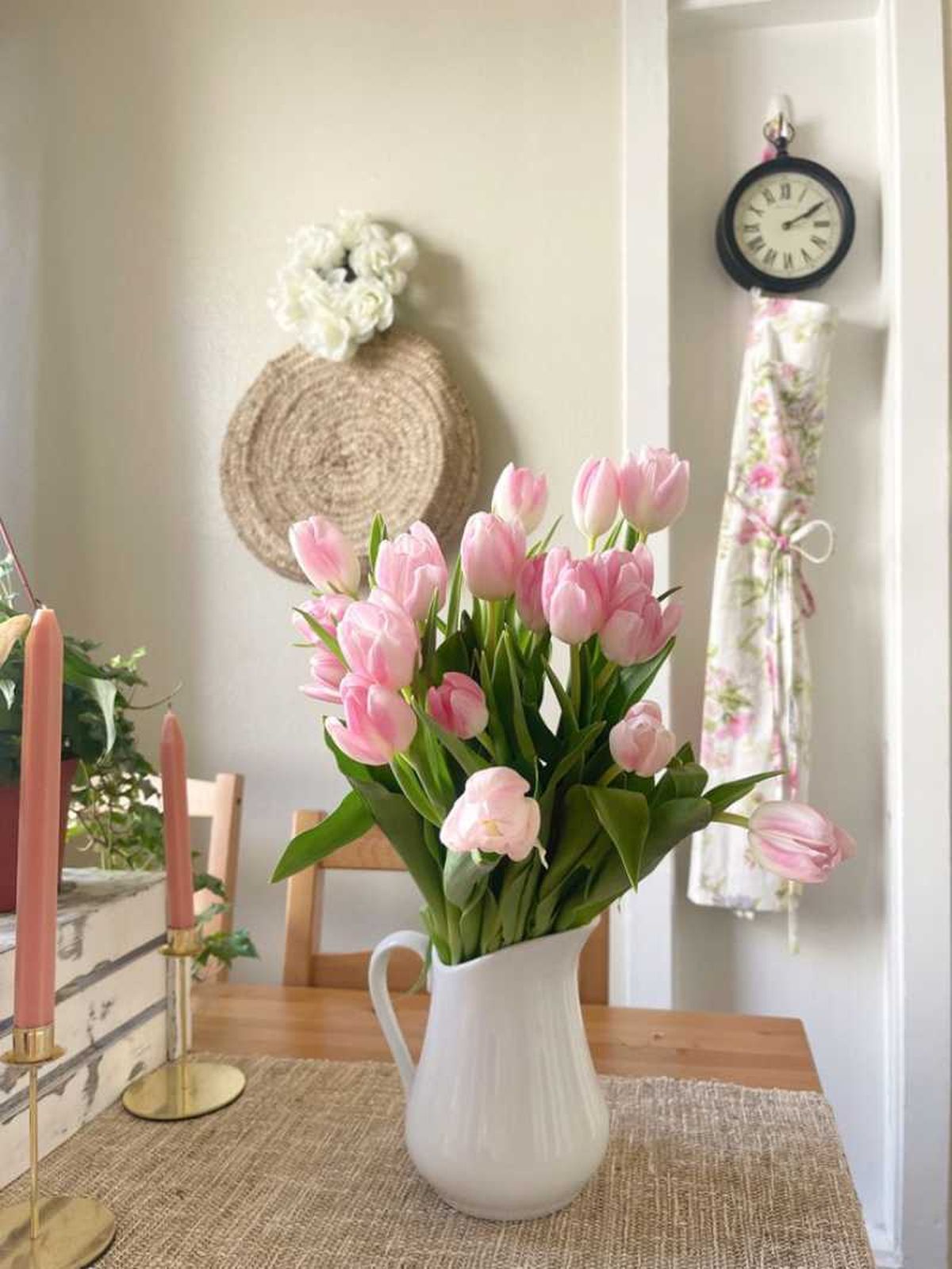 Jarrón con tulipanes rosas para decorar recibidores.