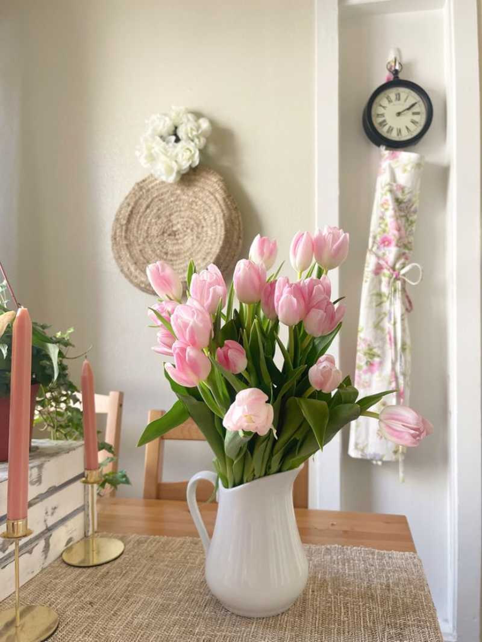 Jarrón con tulipanes rosas para decorar recibidores.