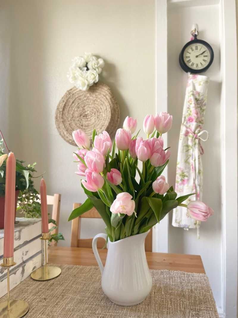Jarrón con tulipanes rosas para decorar recibidores.