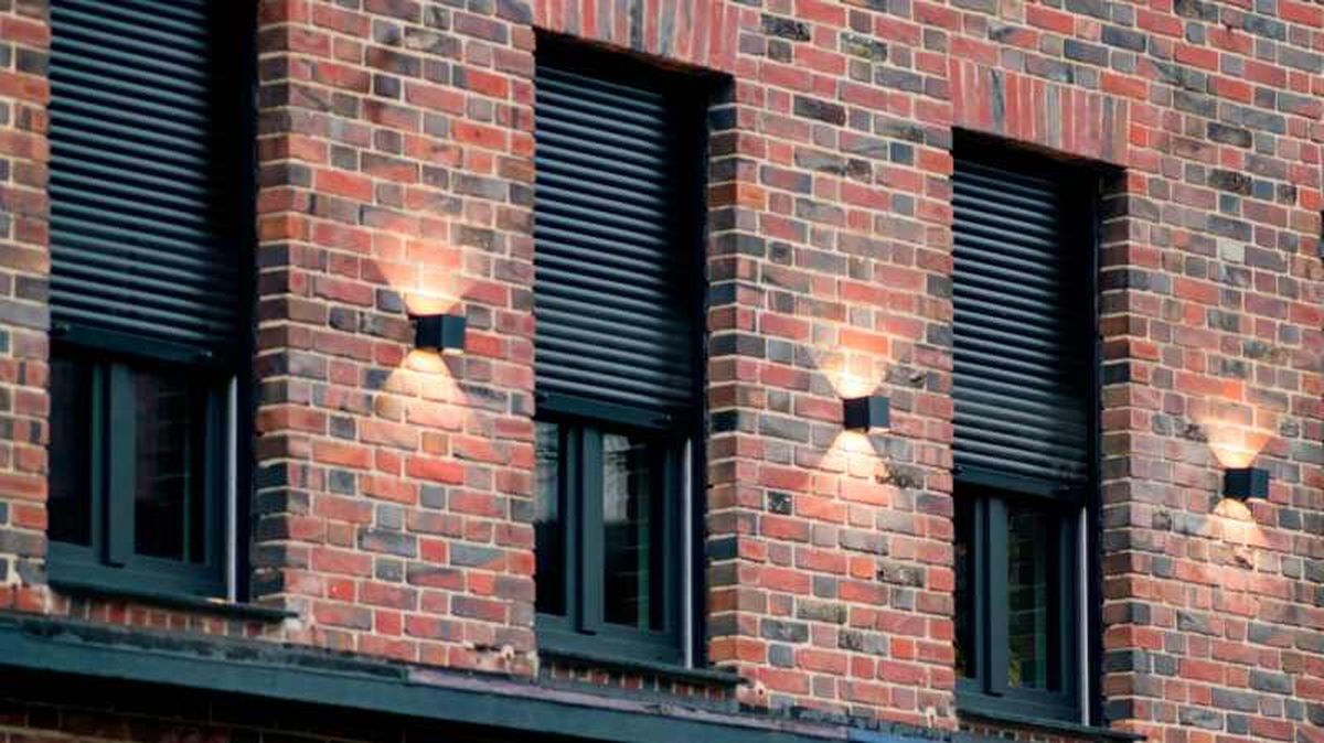 Persianas en las ventanas de una fachada