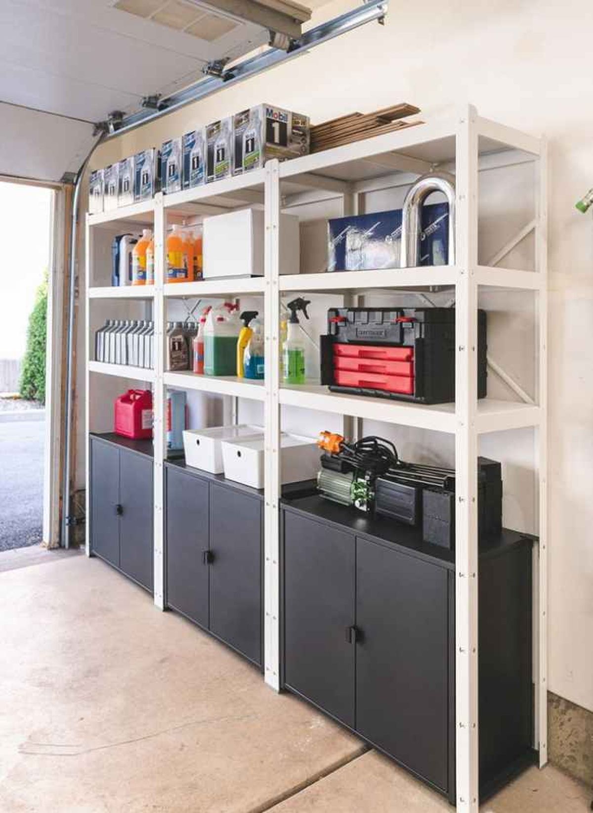 Trastero organizado con estanterías / Pinterest