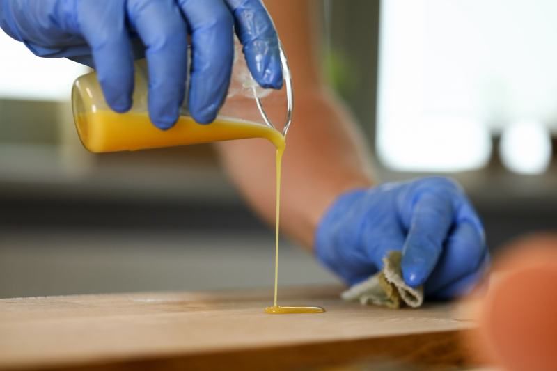 Cera para disimular rayones en una mesa de madera