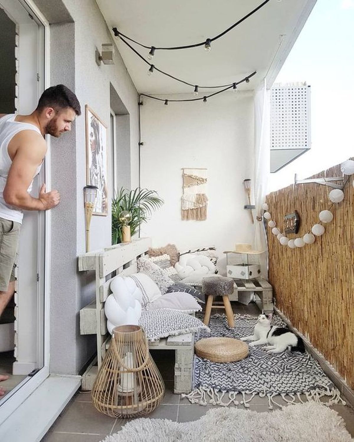 terraza pequena con sofas y mesa de palets 3