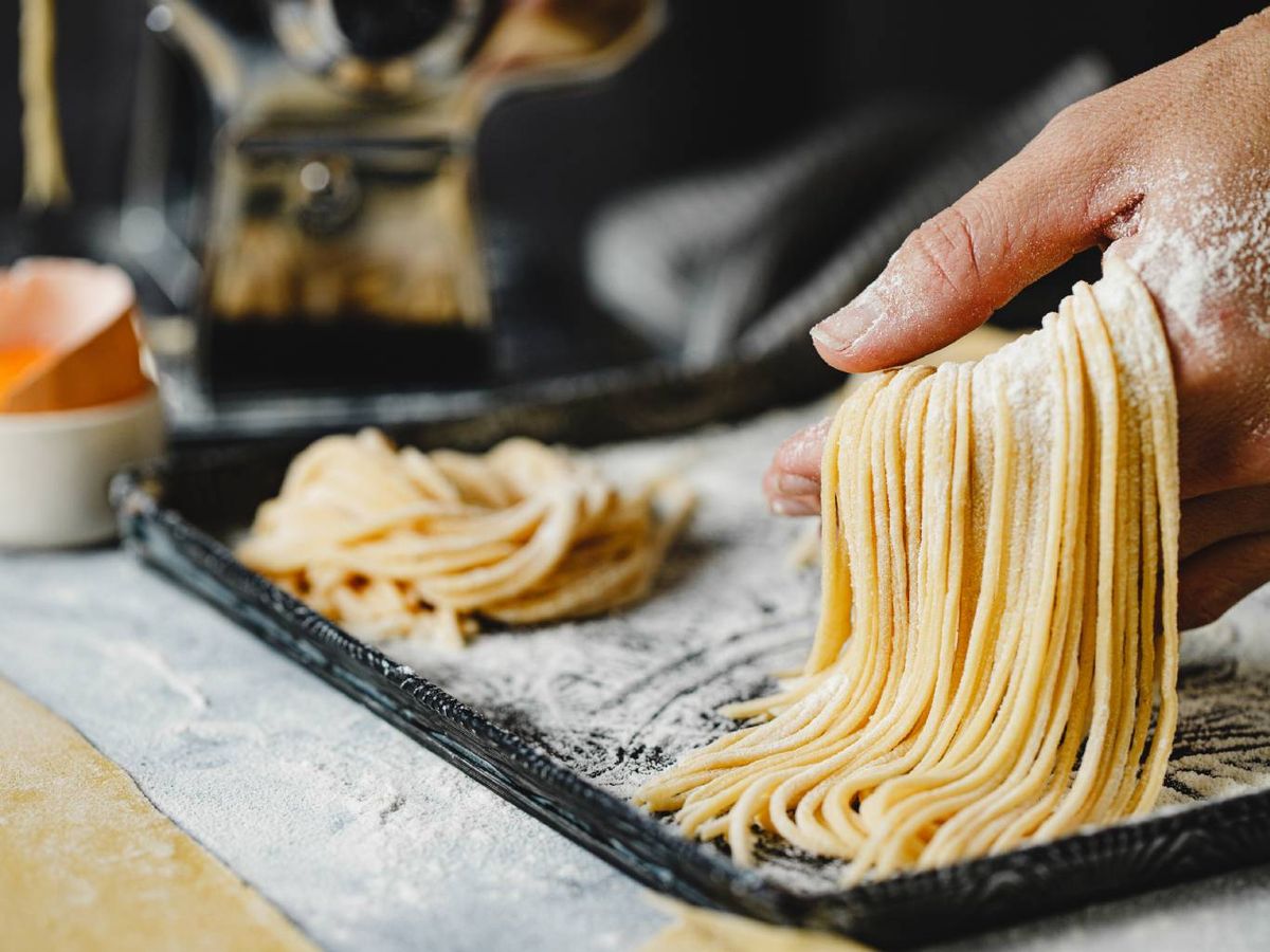 La pasta fresca puede congelarse antes o después de cocer, aunque es preferible hacerlo en crudo.