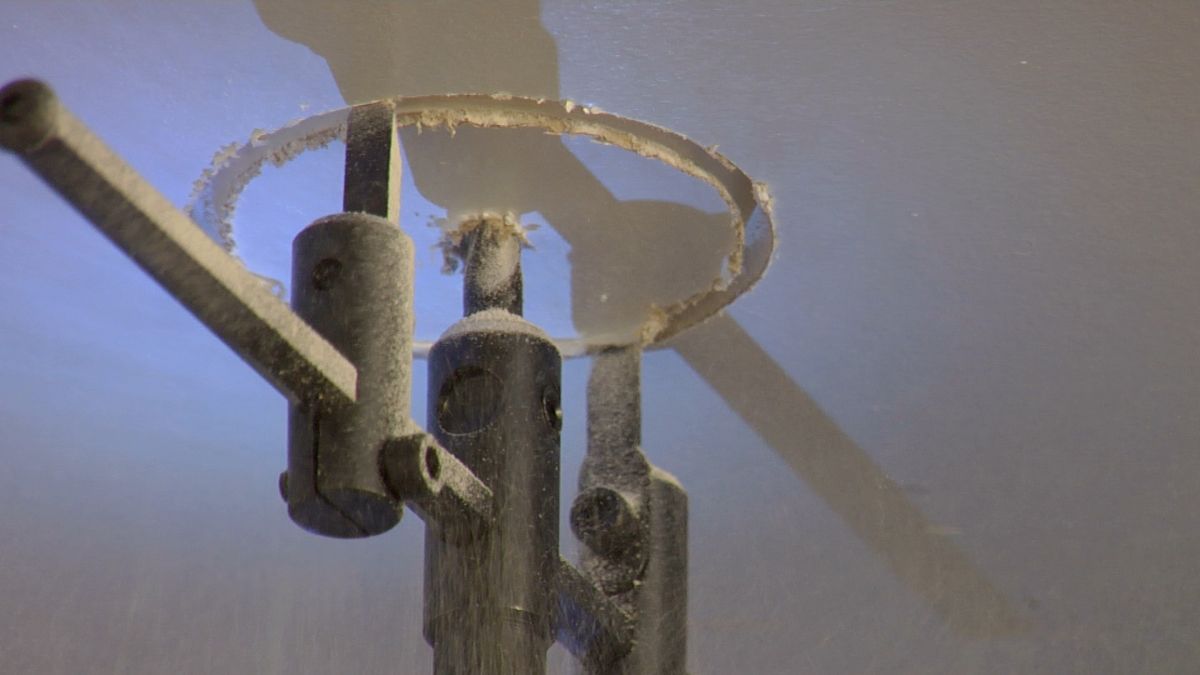 Cómo hacer agujeros en un falso techo paso 7