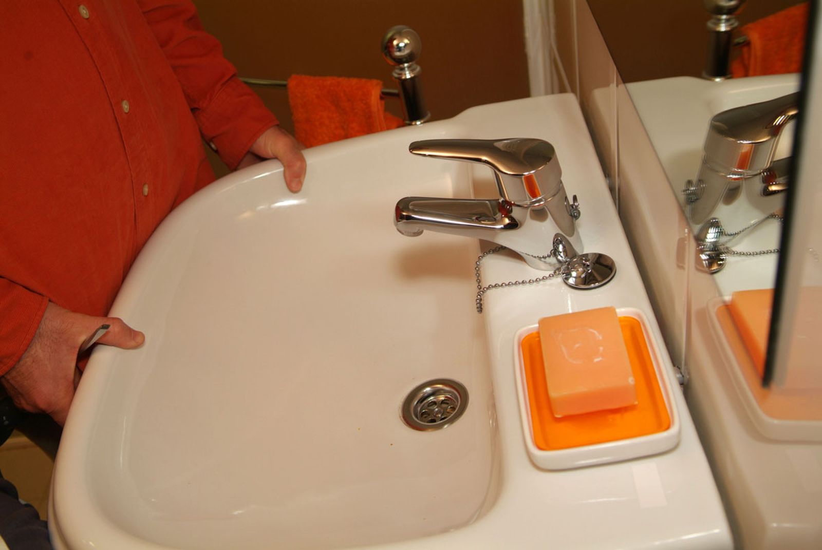 Sujeción de lavabo con taco químico