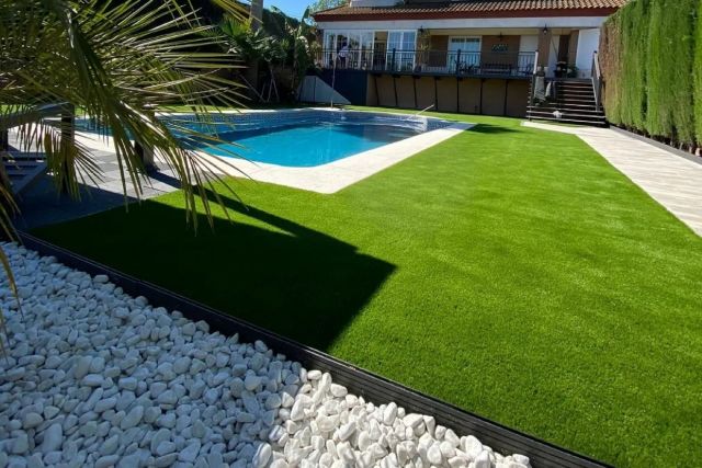 Jardines con césped artificial ventajas y factores para elegir el modelo adecuado 7