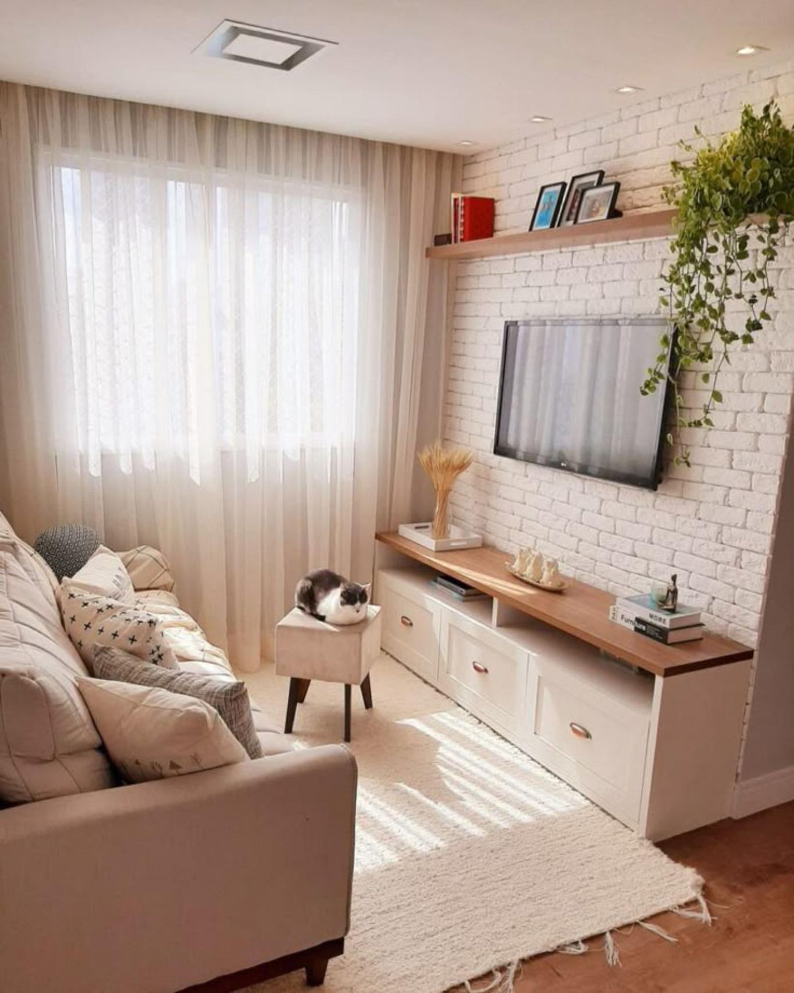 Salón acogedor decorado en tonos beiges.