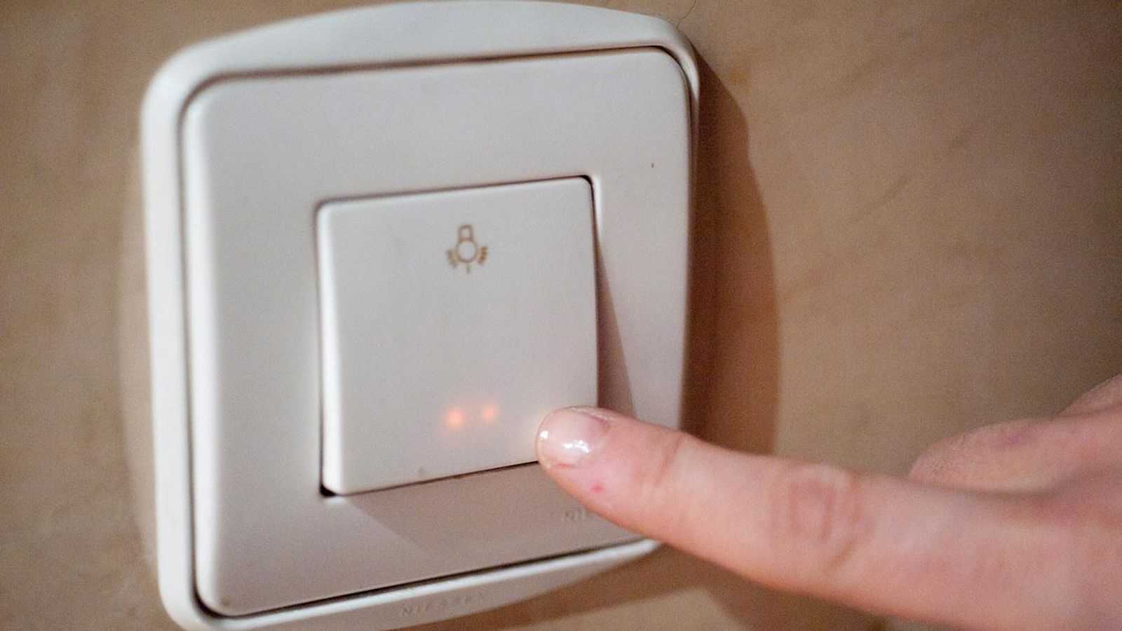 Cómo cambiar la bombilla al piloto de orientación