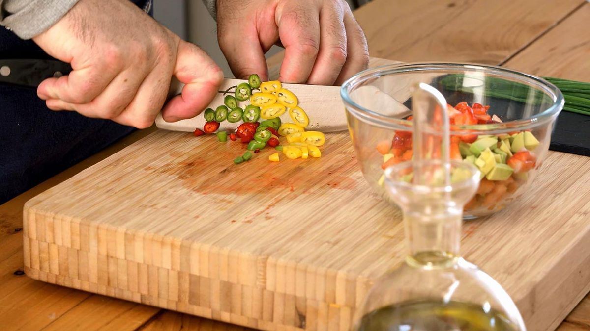 Receta de anchoas marinadas (con vinagreta de fresas y aguacate)  paso 1