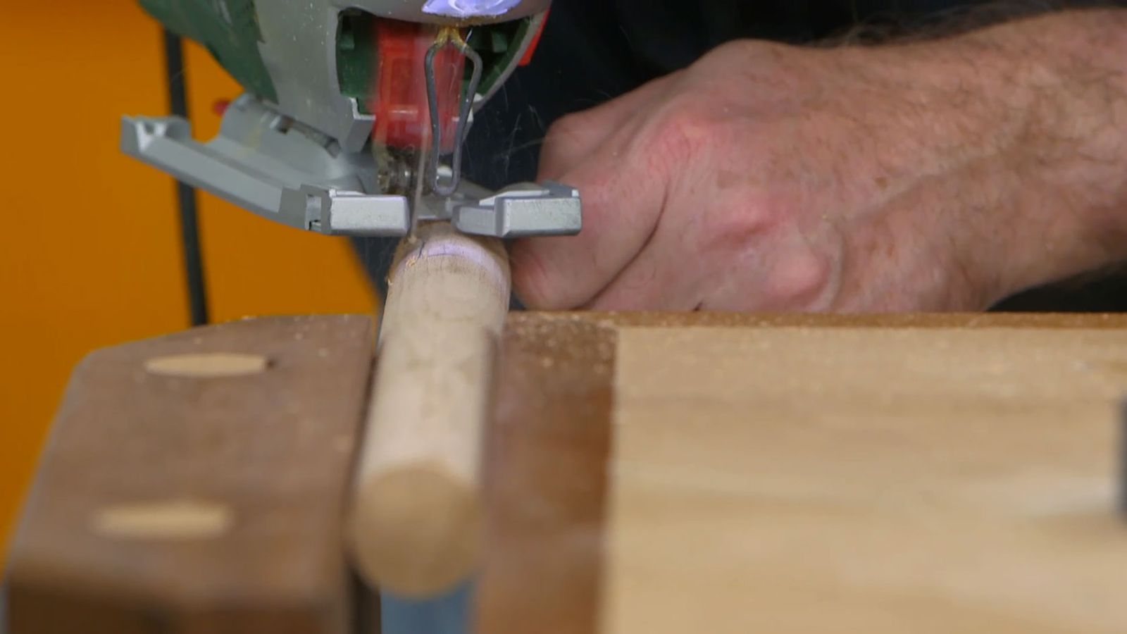 Cómo hacer un soporte de madera para la guitarra paso 9