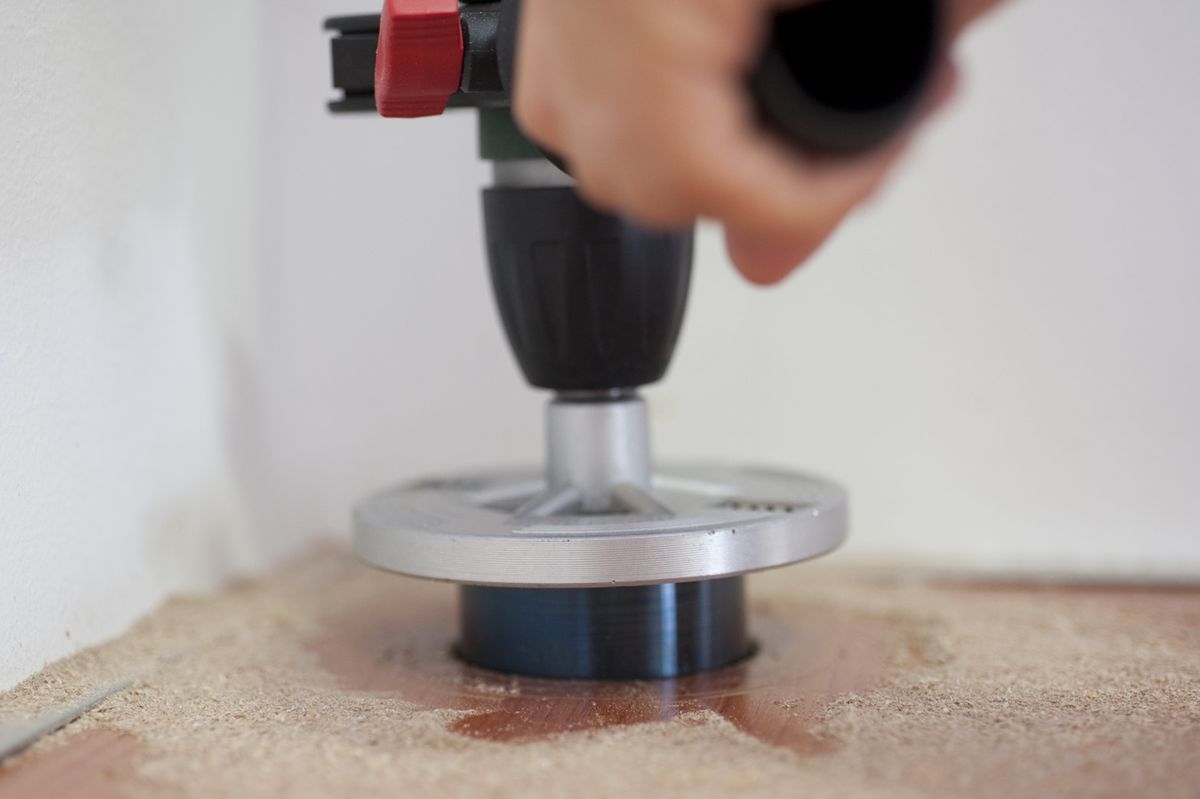 Bricomania 665 Colocar tapa pasacables p3