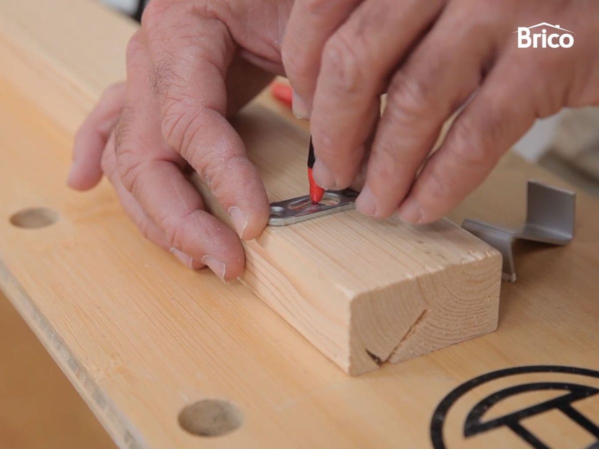 Marcar los puntos de los soportes en el listón