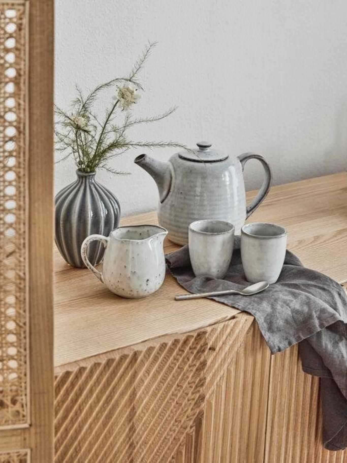 Tetera y tazas de cerámica artesanal.