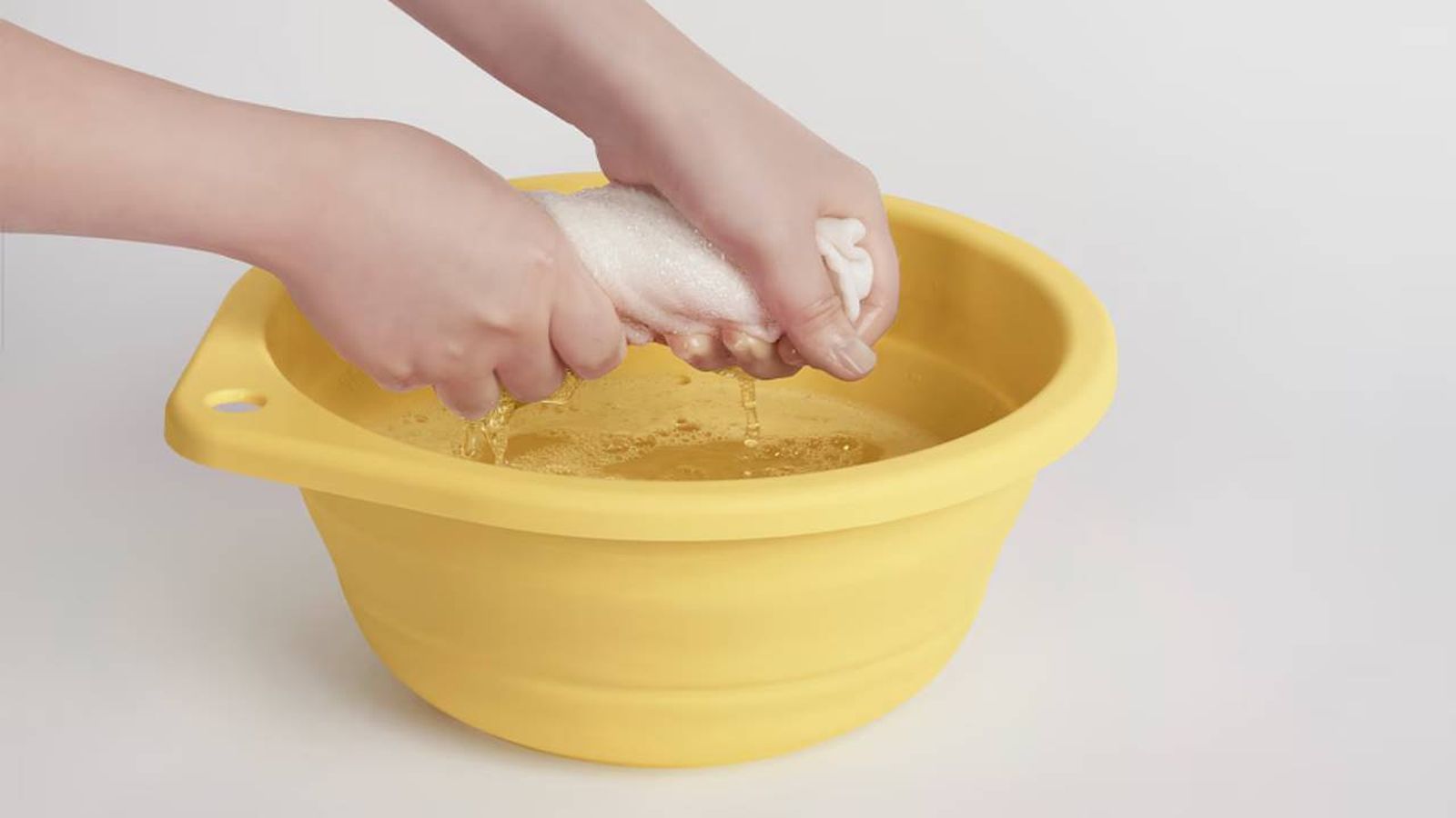 Cubo plegable amarillo Pepprig de Ikea.