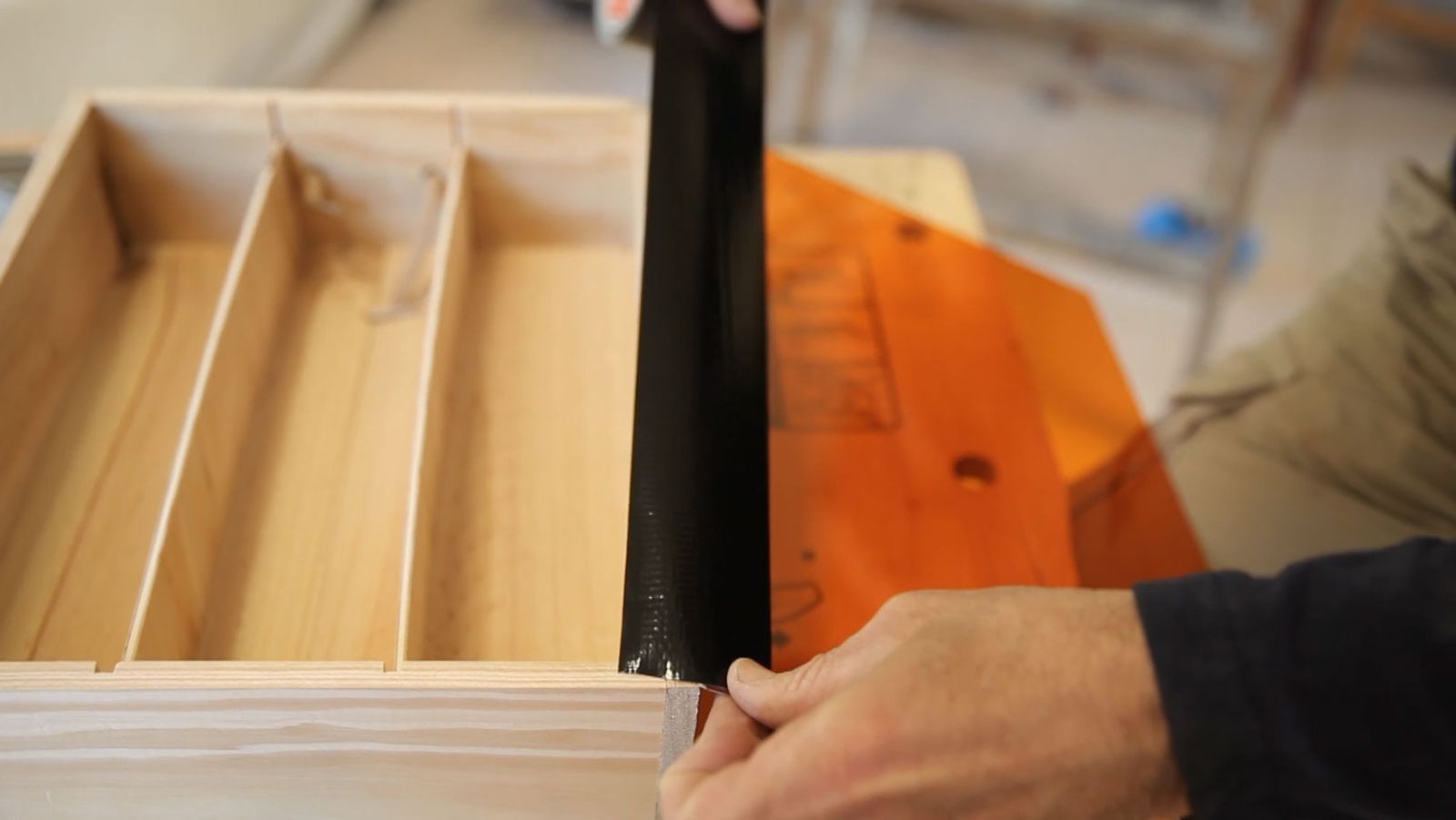 Cómo fijar una tapa para una caja con cinta americana paso 5