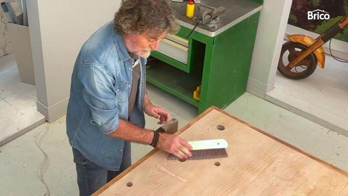 Como arreglar una mesa o banco de trabajo paso 3