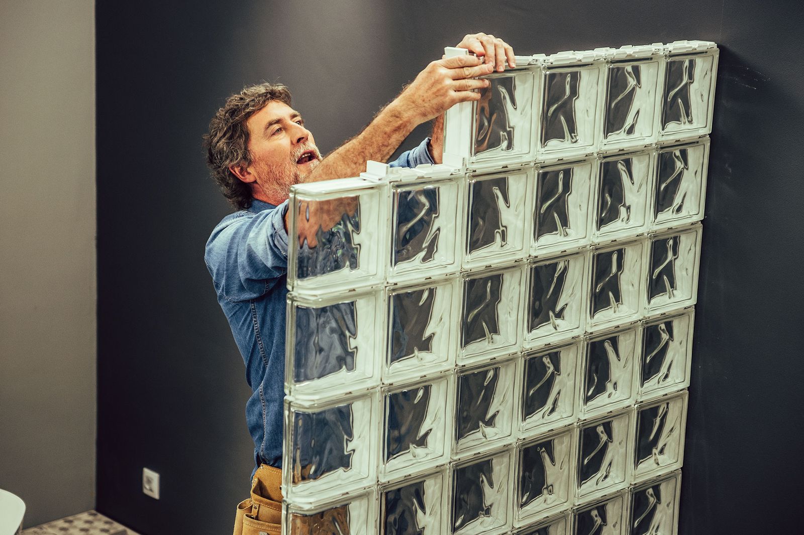 Cómo hacer una pared de bloques de vidrio paso 6