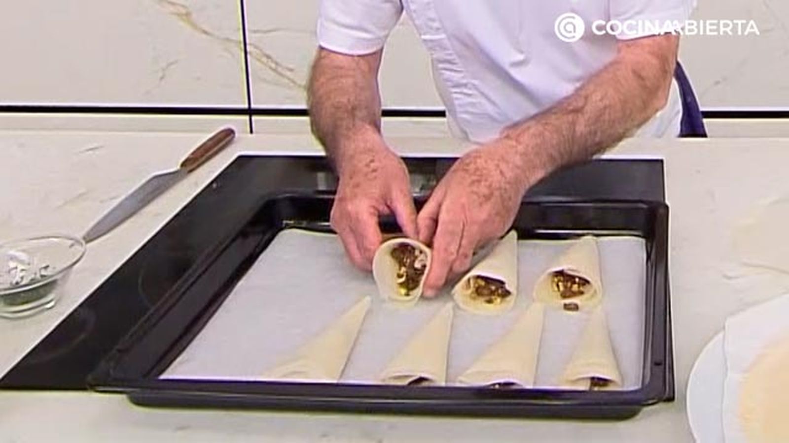 bocados de pasta brick rellenos de chocolate y frutos secos receta karlos arguinano karl67530321 paso4