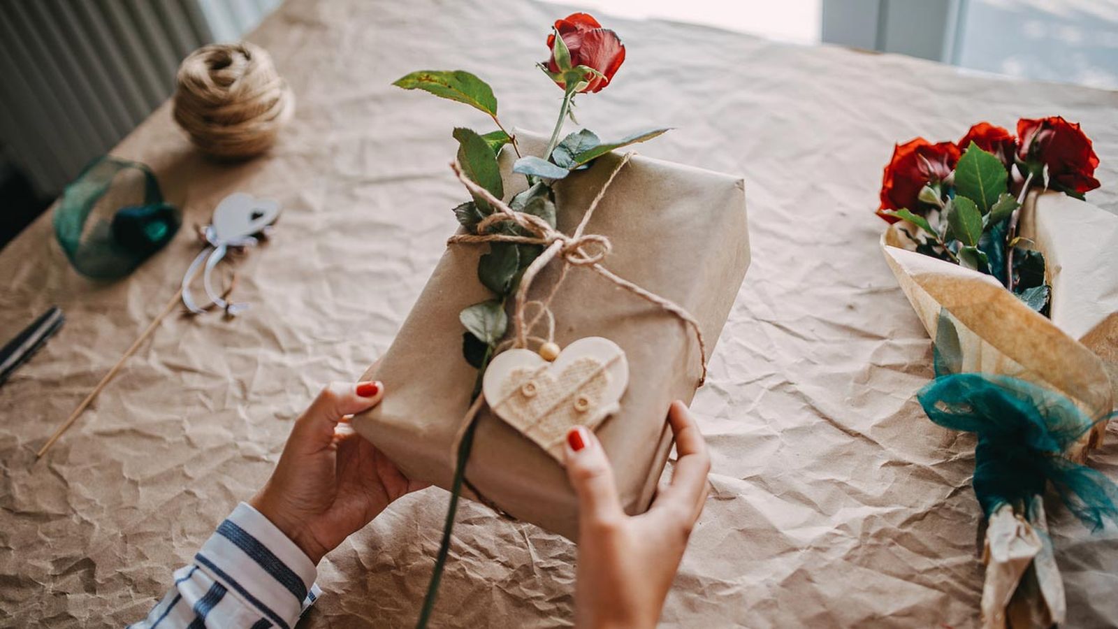 5 formas originales envolver regalos san valentin rosa