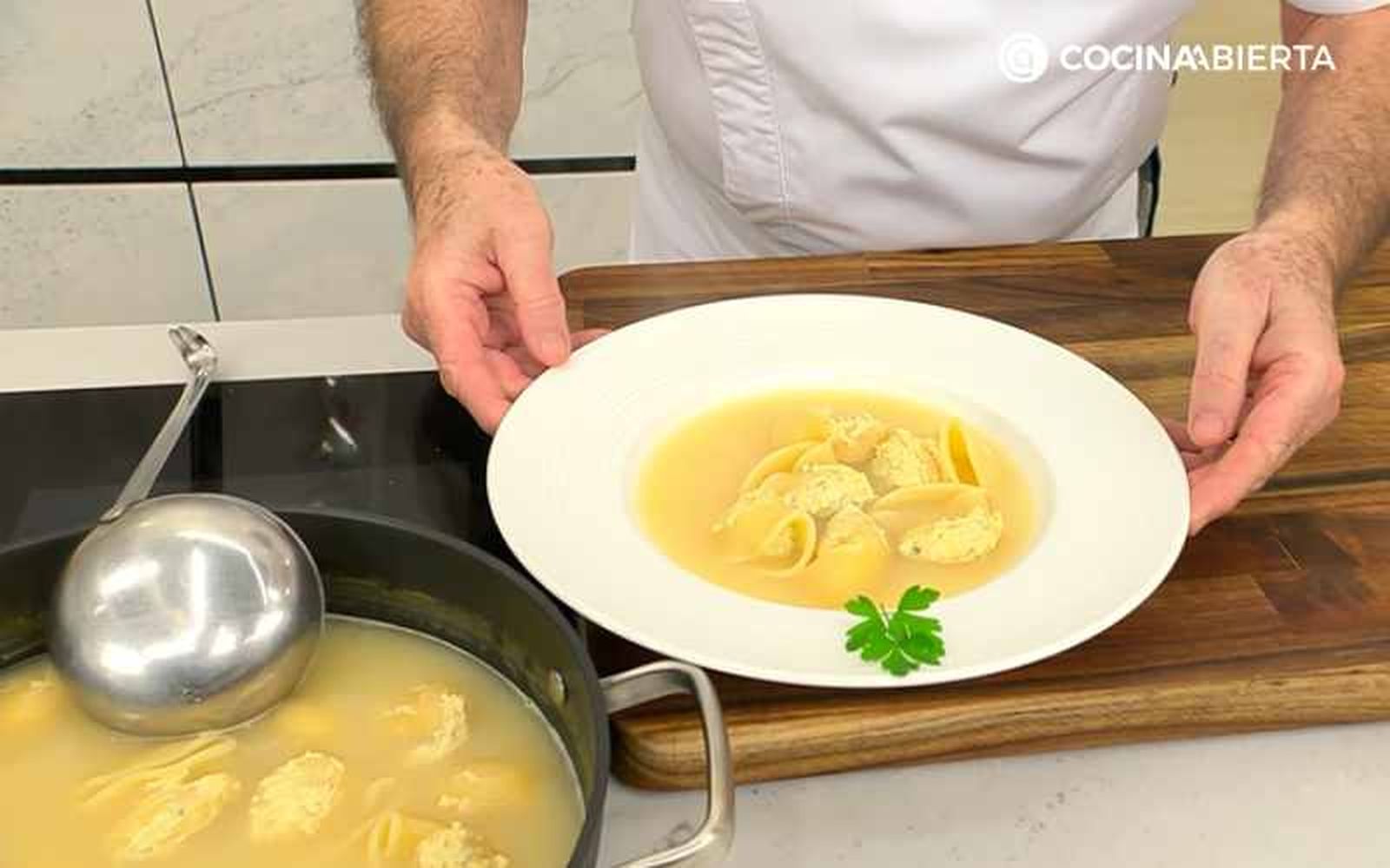Sirve y decora la sopa de galets rellenos de pollo
