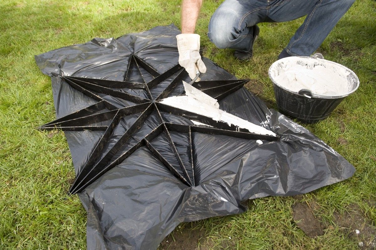 brico 0583 2 colocar rosa vientos jardin paso 4