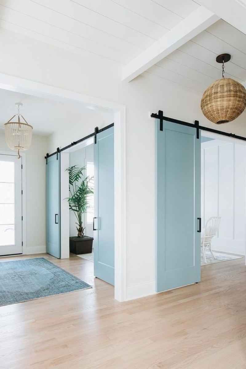 El color de la puerta contrasta con el suelo y la pared