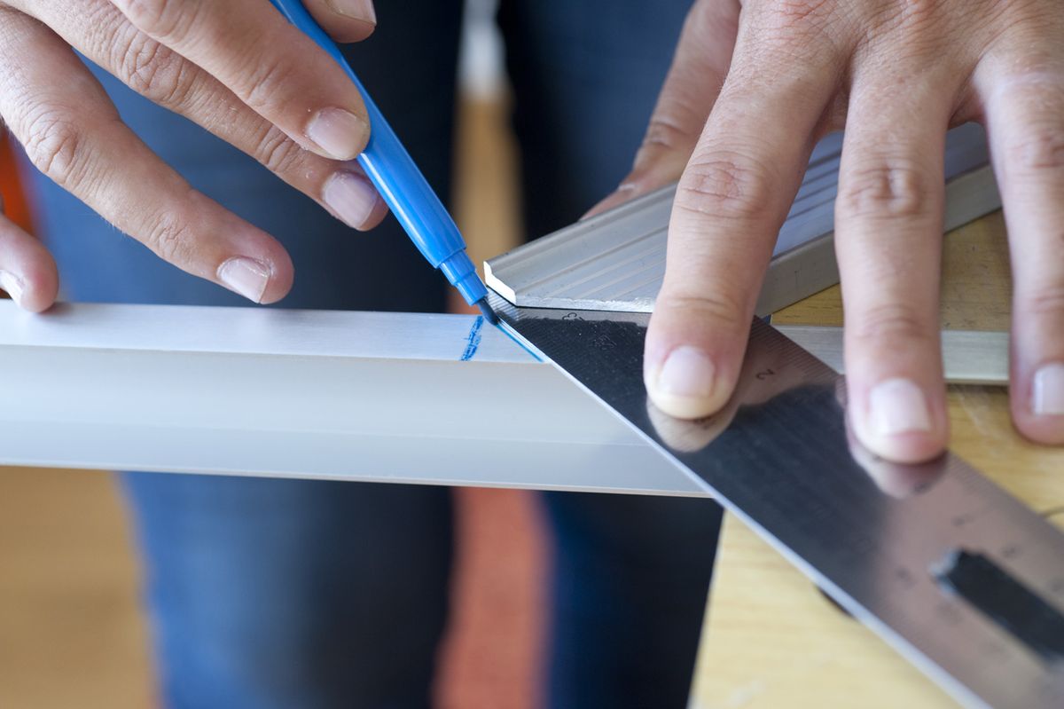 Bricomania 662 Fijar escritorio en la pared p2