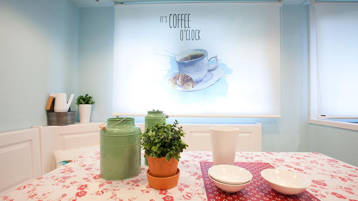 Cocina luminosa con comedor y de aire rústica 5