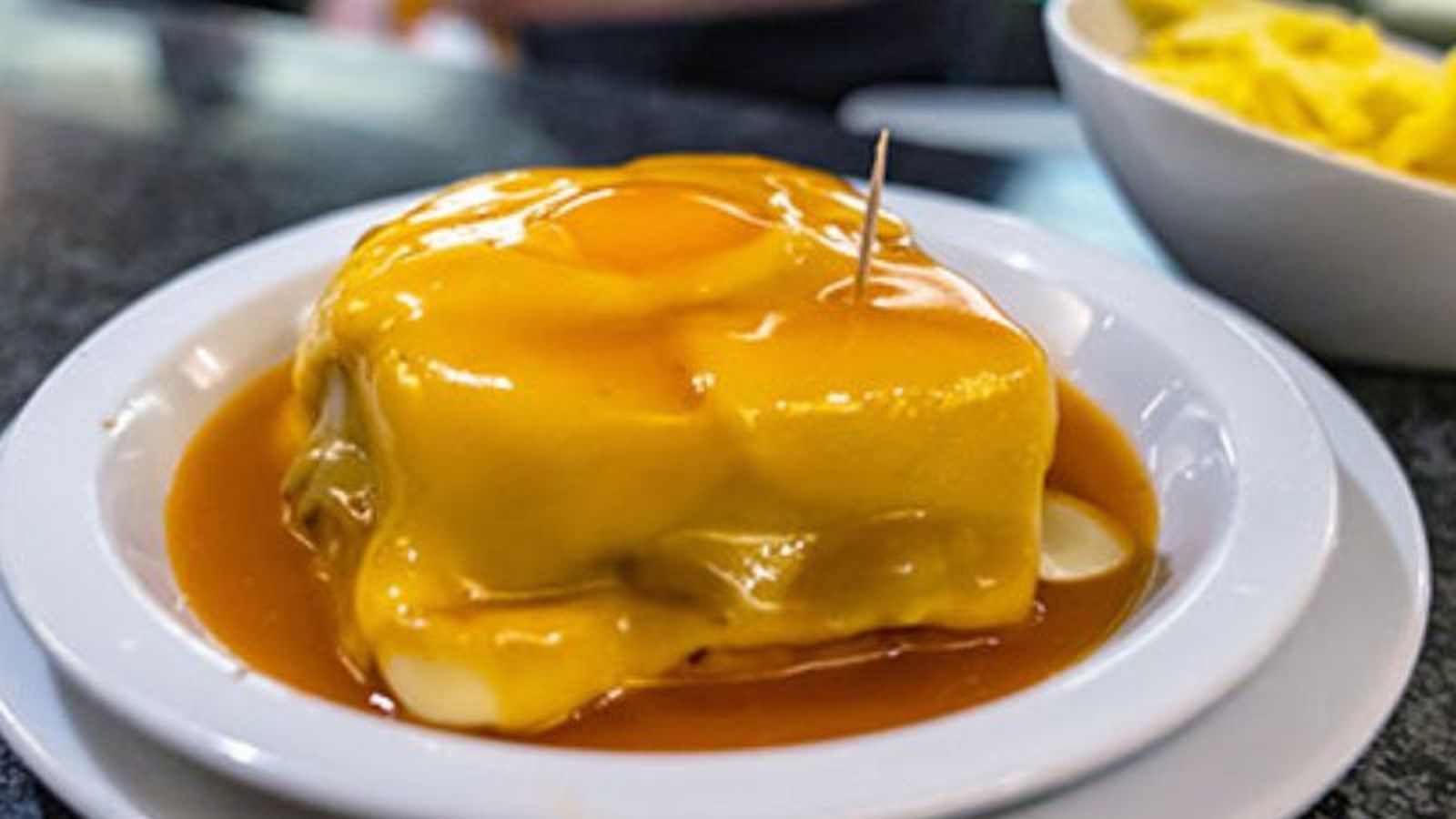 Francesinha portuguesa con huevo