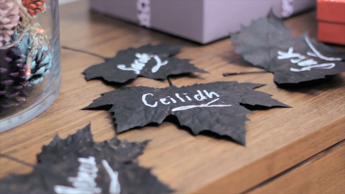 Pintar y decorar hojas secas