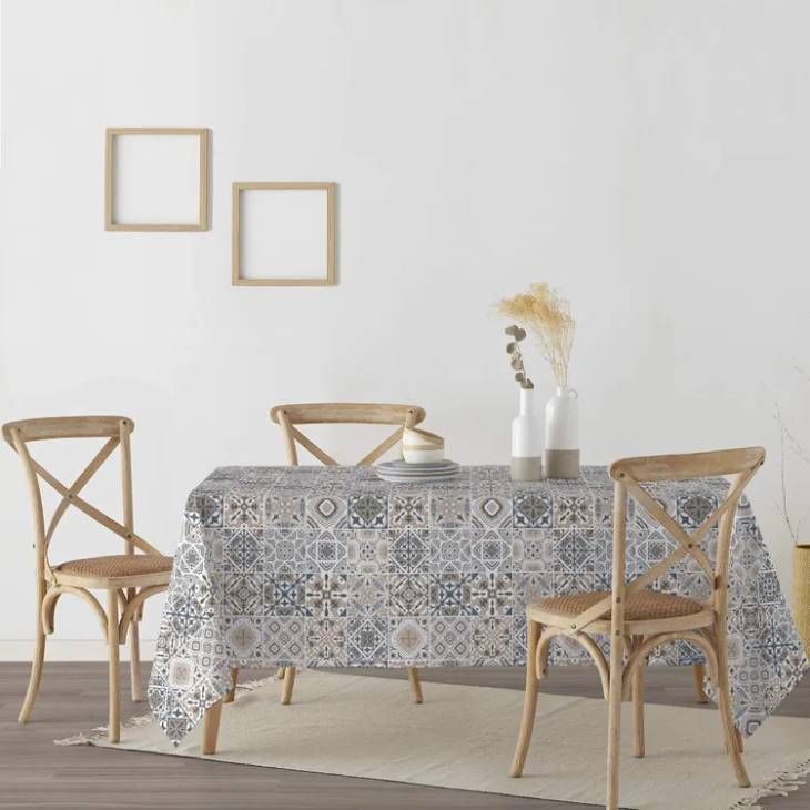 Mantel con estampado de baldosas de mosaicos de colores.