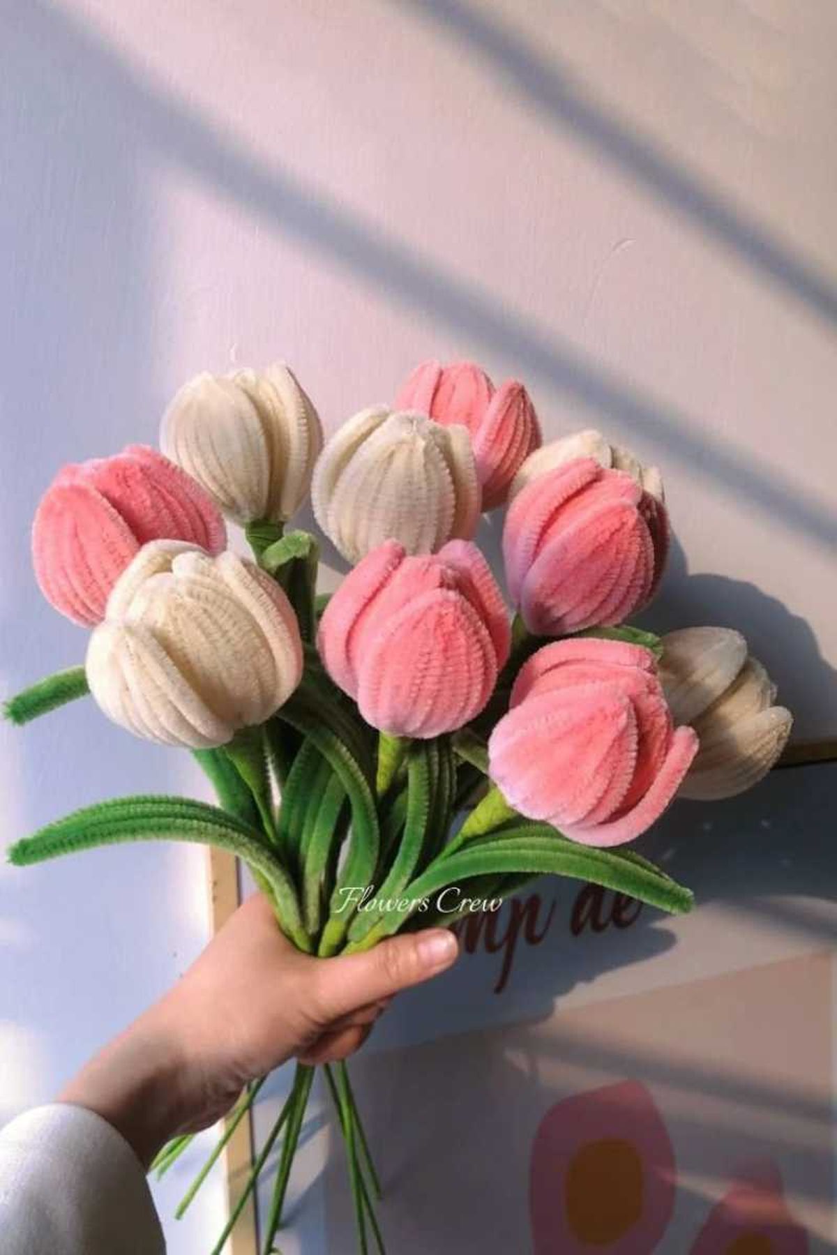 Ramo de tulipanes blancos y rosas hechos con limpiapipas.