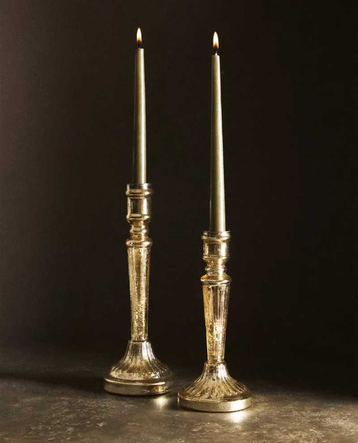 Candelabros de cristal dorado envejecido.