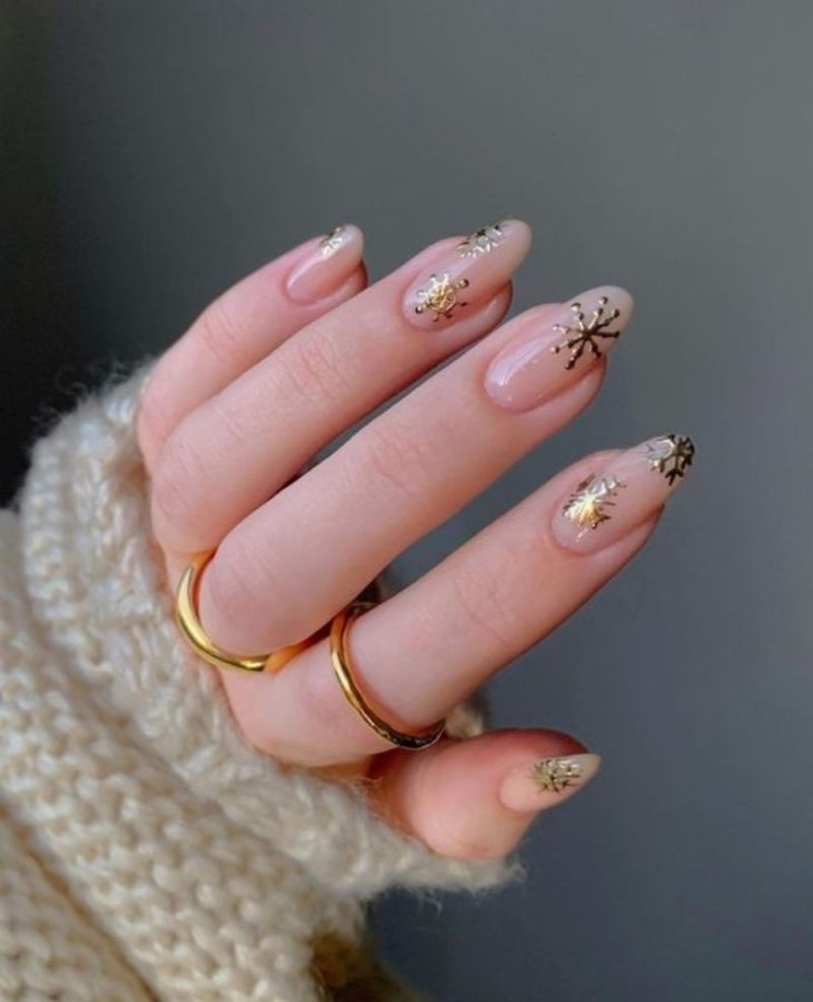 Uñas de Navidad sobre base neutra y diseños en dorado
