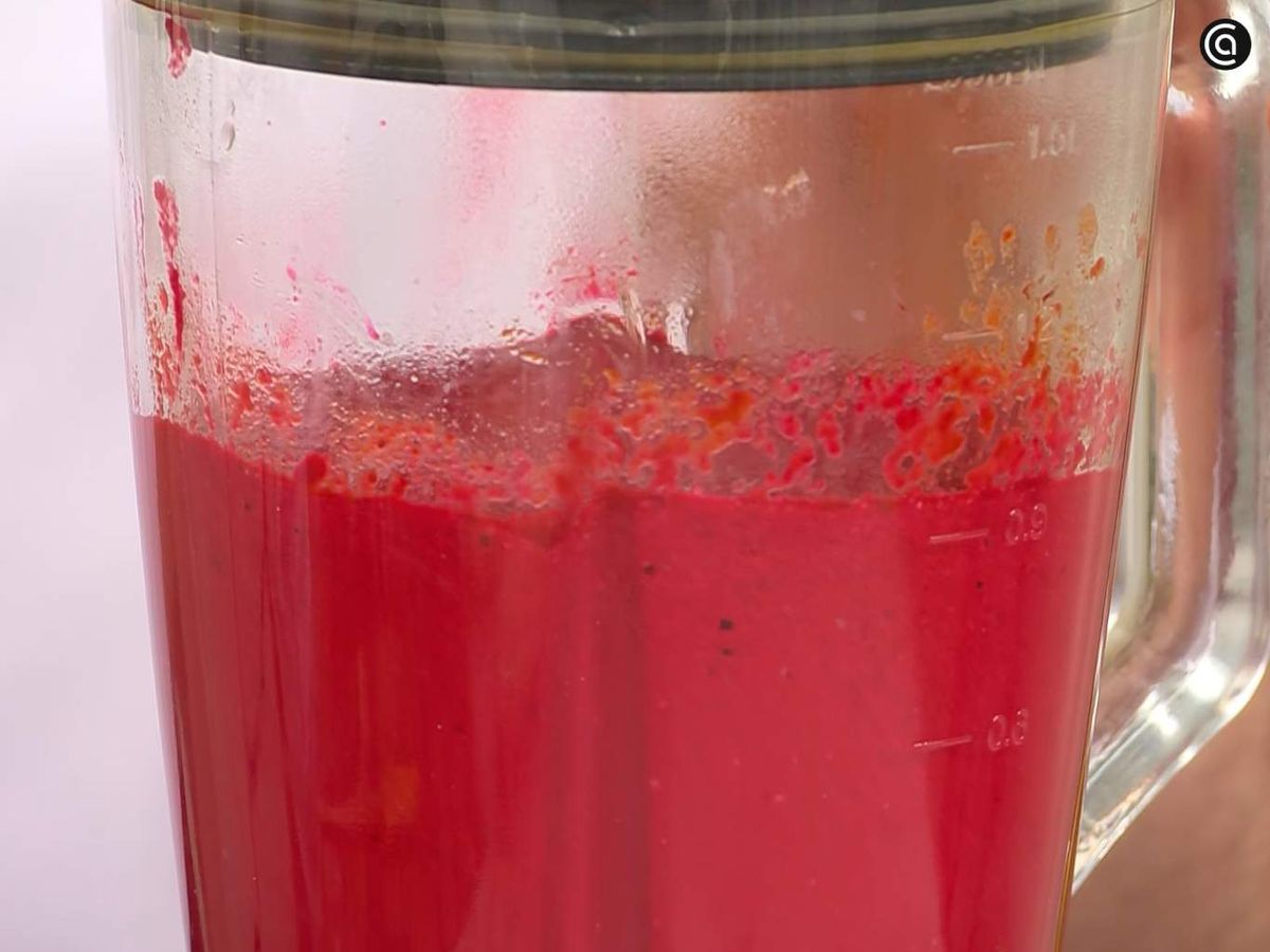 Tritura los ingredientes para la salsa romesco de remolacha